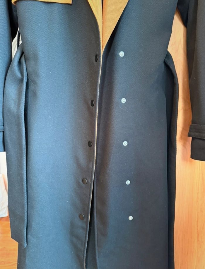 Trench long bicolore – Noir & camel, élégance architecturée - photo numéro 5