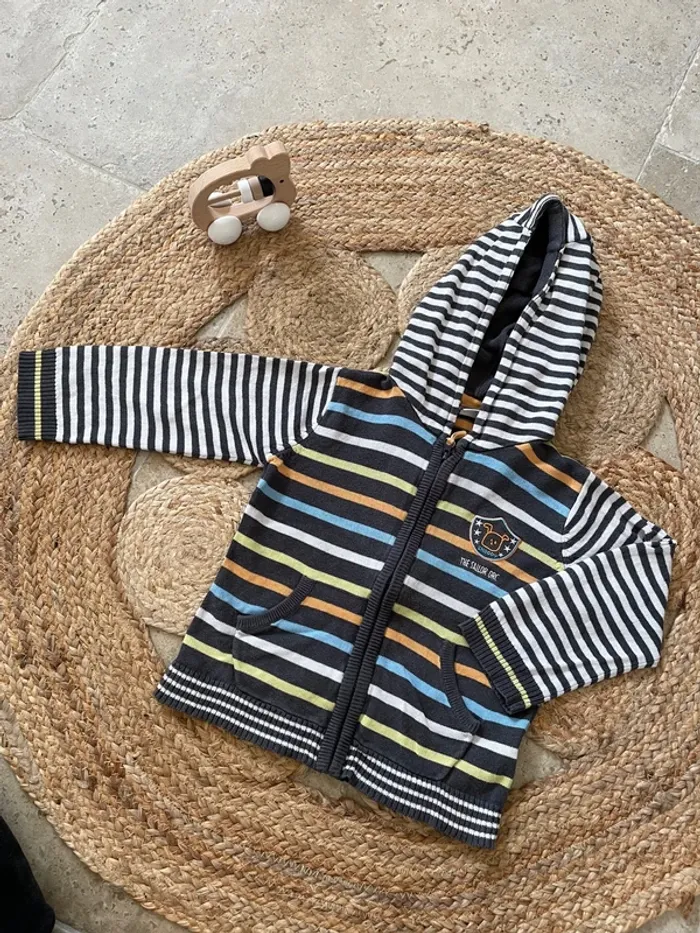 Gilet à capuche 23 mois