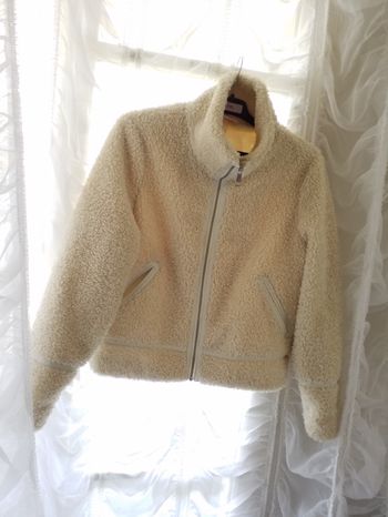 Veste beige a zip  taille    42   très bon état