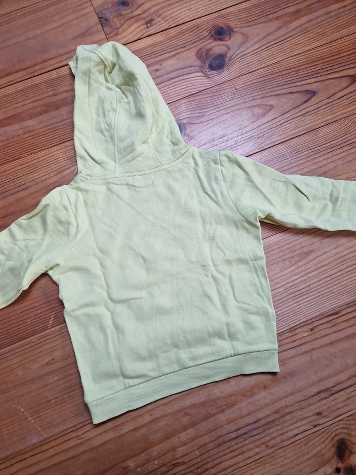 Pull a capuche jaune - photo numéro 3