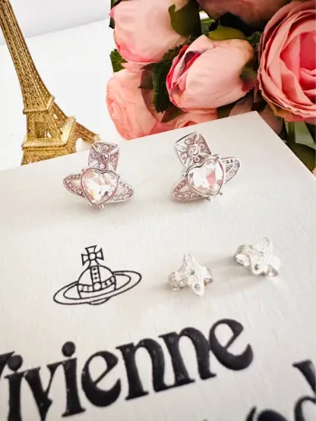 Boucles d’oreilles Vivienne Westwood cœur argenté zirconium – Élégance emblématique