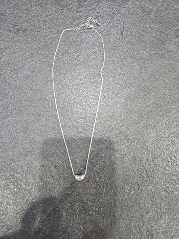 Jolie collier avec pendentif couleur argent neuf