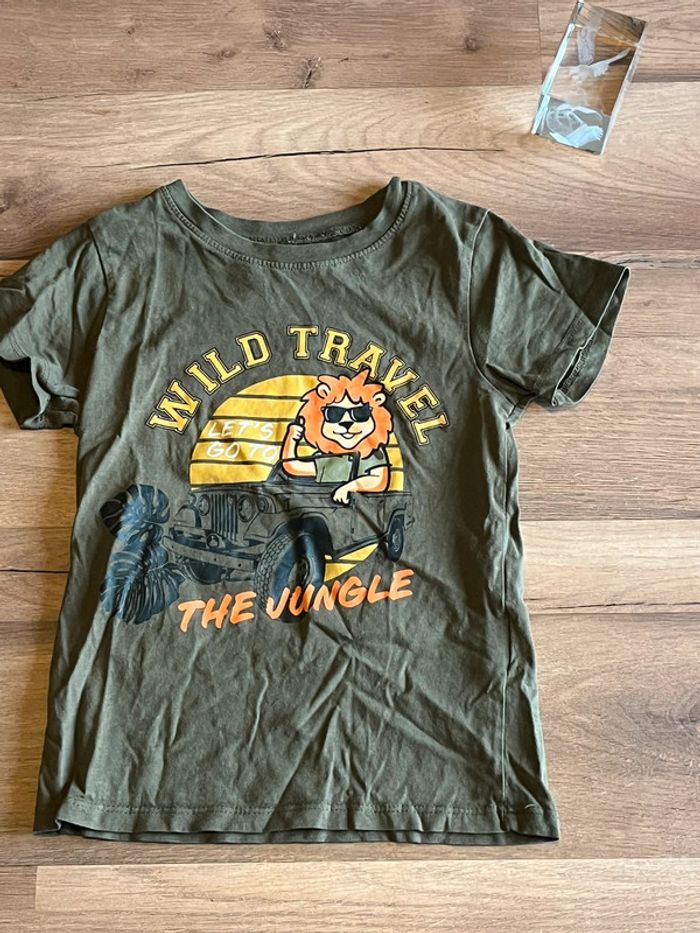 Je vend un tee shirt enfant garçon très bon état 6 ans 116 cm