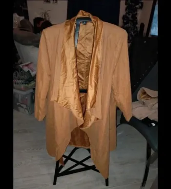 Veste Shein beige/moutarde  taille 1XL neuve jamais portée. Porté ouvert.