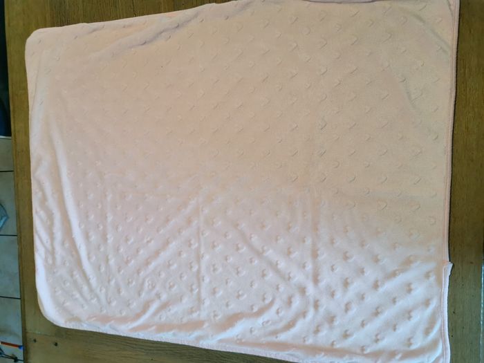 Couverture bébé enfant  légère rose pâle cœur 67 X 88 cms