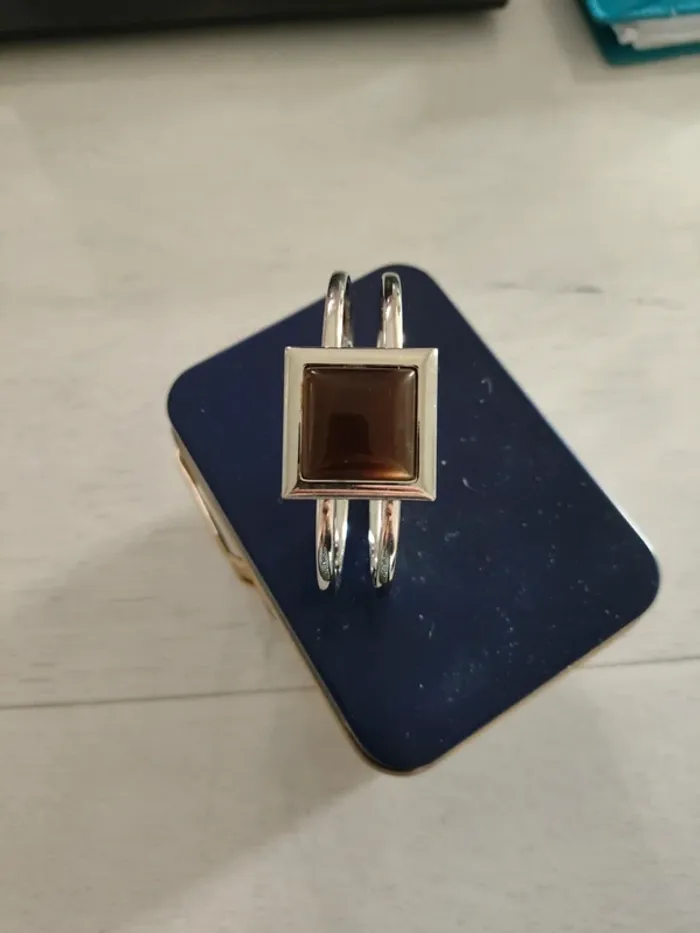 Bracelet rigide argenté avec cadran carré marron