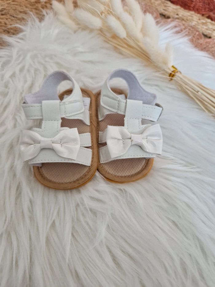 🤍 Sandales nus pieds bébé blanche taille 19
