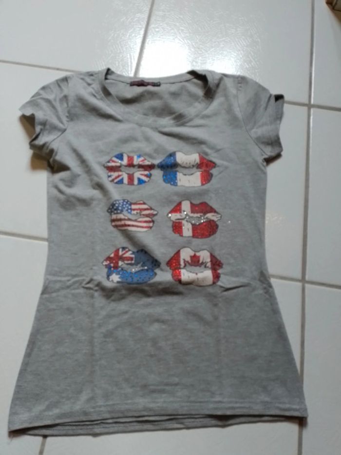 T-shirt gris femme motif drapeaux sur lèvres - photo numéro 7