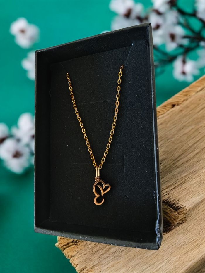 Pendentif acier inoxydable Lettre E prêt à offrir