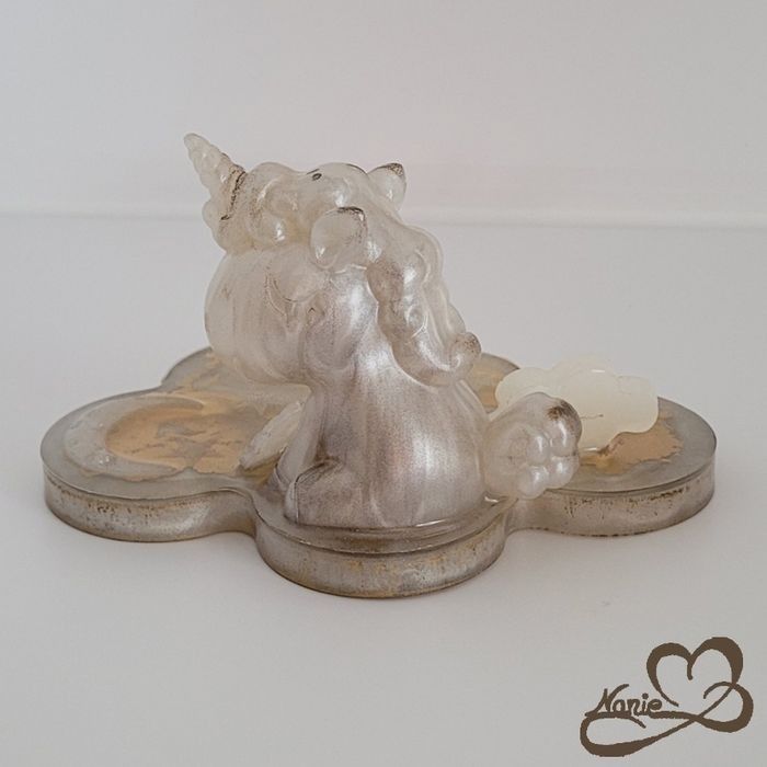 Licorne beige doré sur son nuage avec des nuages et une lune🌙☁️ - photo numéro 4