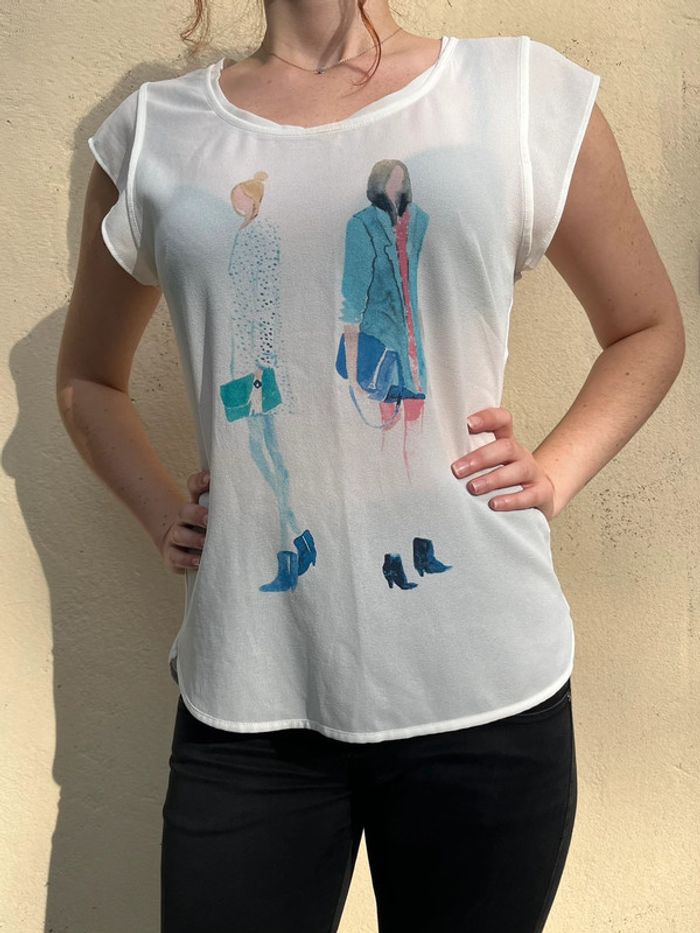 T-shirt fluide et cintré blanc asymétrique avec motif 2 femmes - photo numéro 7
