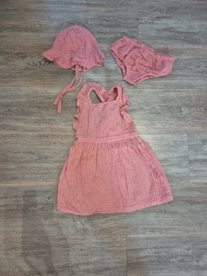 Robe été rose en gaze de coton avec coeur doré,  culotte et chapeau