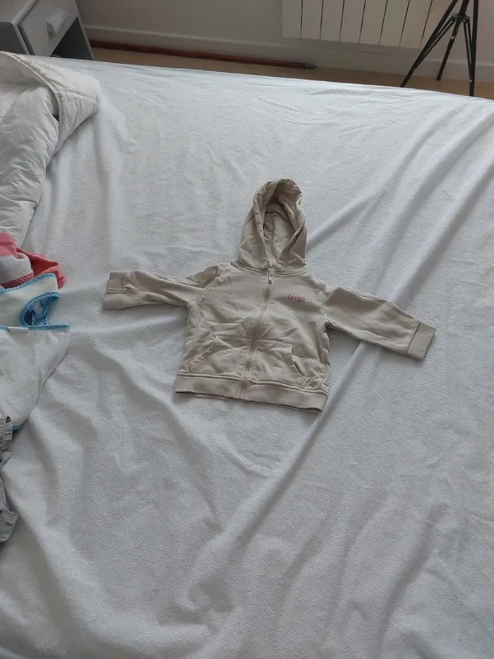 Veste à capuche fille  18mois