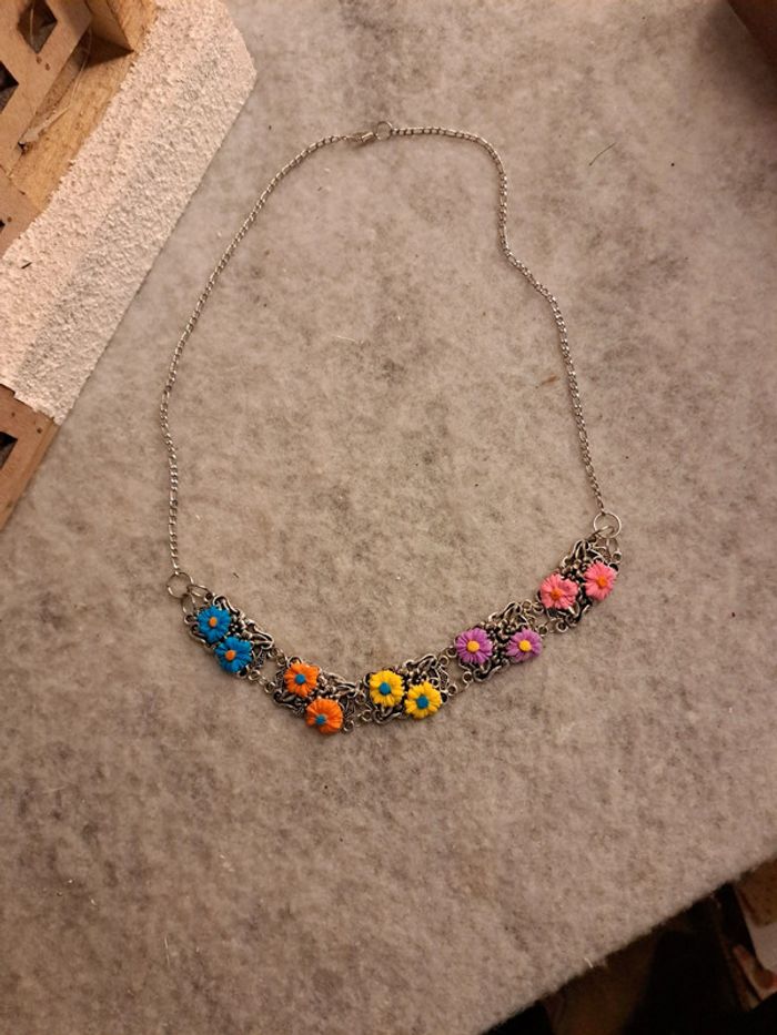 Collier argenté avec fleurs multicolore - photo numéro 2