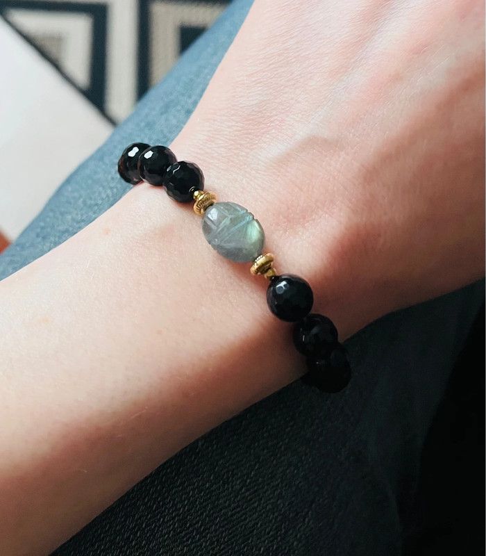Bracelet amulette scarabée Labradorite et Onyx noir