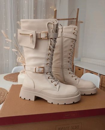 Jolie paire de bottes beige avec zip pointure 38 neuves avec étiquettes 🏷