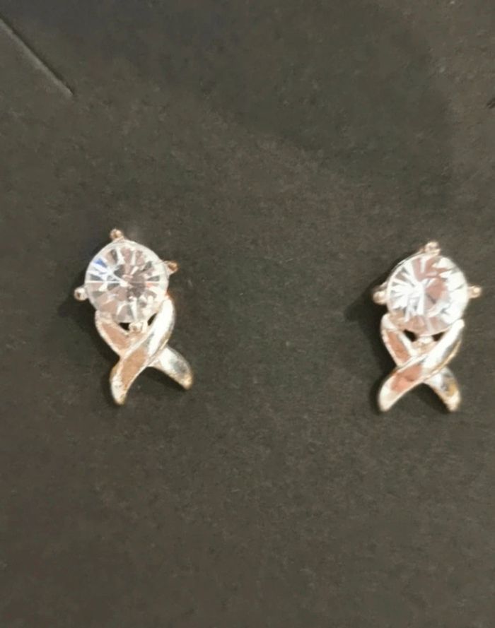 Boucles d'oreilles. Argenté. Zirconium.