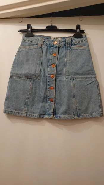 Jupe en jeans avec boutons argentés