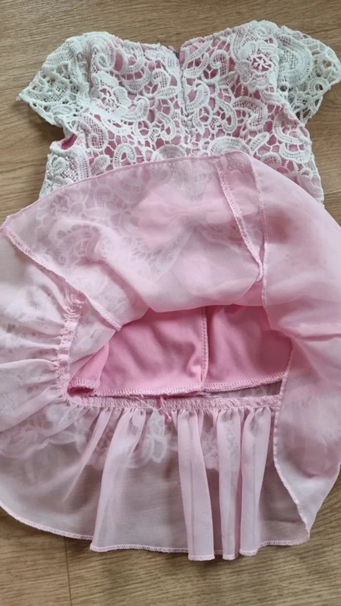 Robe rose a dentelles - photo numéro 3