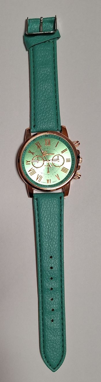 NEUVE ! MONTRE QUARTZ FEMME - VERT