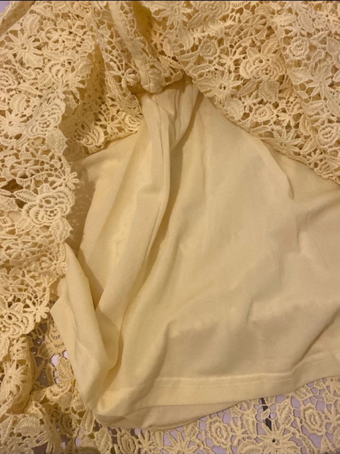Robe jaune en dentelle - photo numéro 7