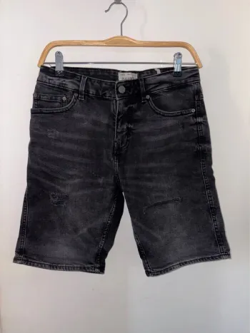 Short homme Pull & Bear taille 40 - W31. En très bon état.