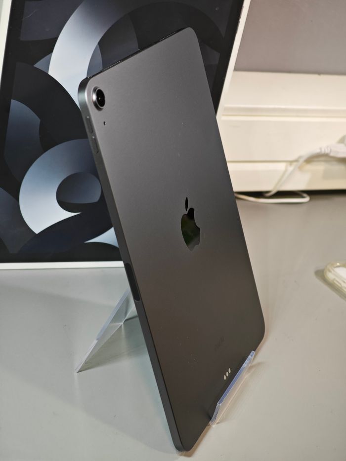 Tablette Apple iPad Air 5th Génération /10.9"/ Wifi/ 64Go/ Space Grey/ A2588/ 2 pochettes - photo numéro 4