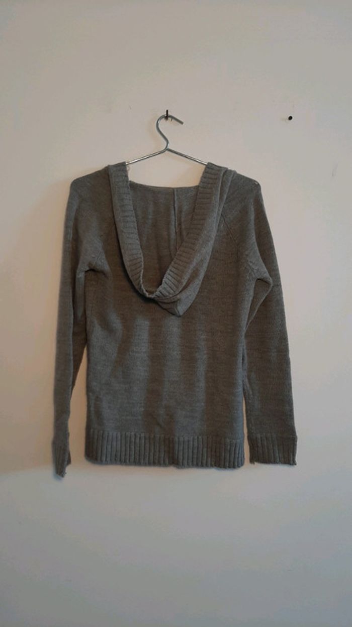 Pull gris à capuche - photo numéro 2