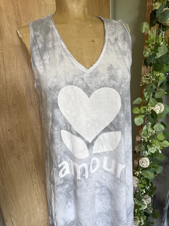 Magnifique robe longue avec inscription amour femme - photo numéro 3