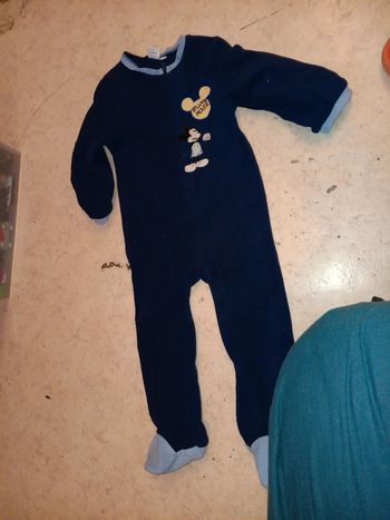 Surpijama polaire mickey 24mois petite tache au pied