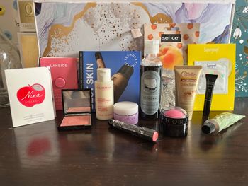 Maxi lot soin, maquillage et parfum neuf