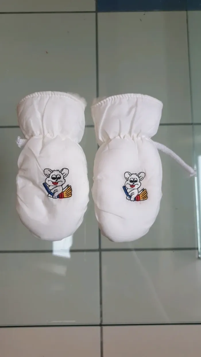 Moufles blanches bébé