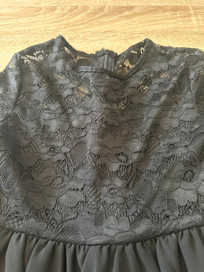 Robe noire et dentelle - photo numéro 3