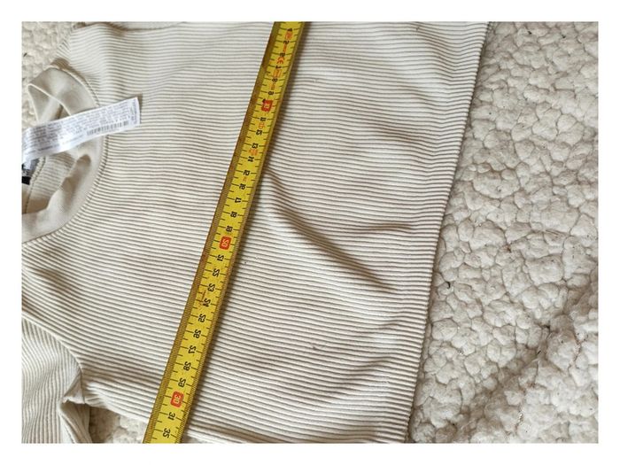 T-shirt beige côtelé ZARA – basique tendance col rond -- - photo numéro 5