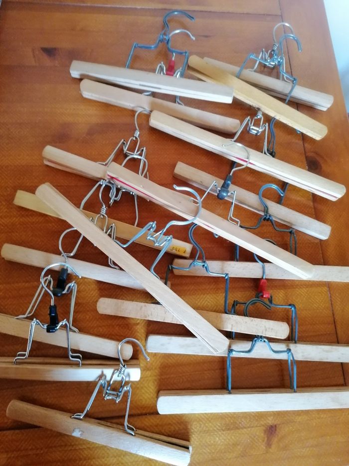 Lot de 18 cintres pinces en bois