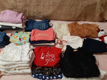 Lot vetement de bebe fille de 0a 3 ans etat de neuf a en parfait etat c vous voulez detaille je suis la bisouuû