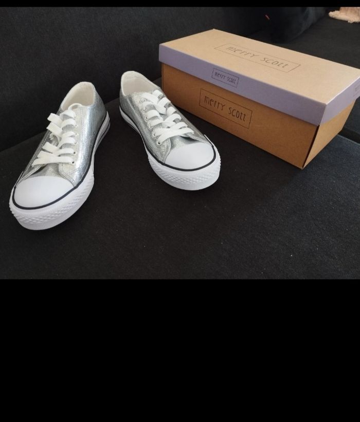 Baskets argentées neuves