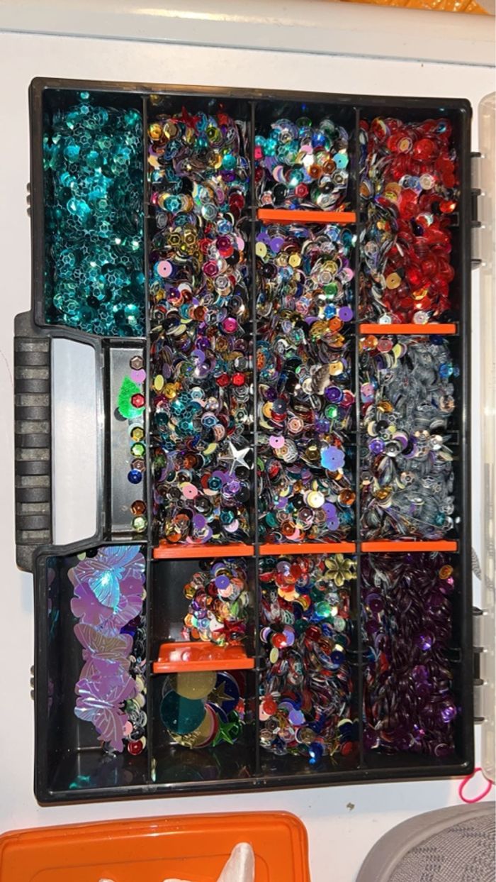 Sequin + étoile + boîte + épingle