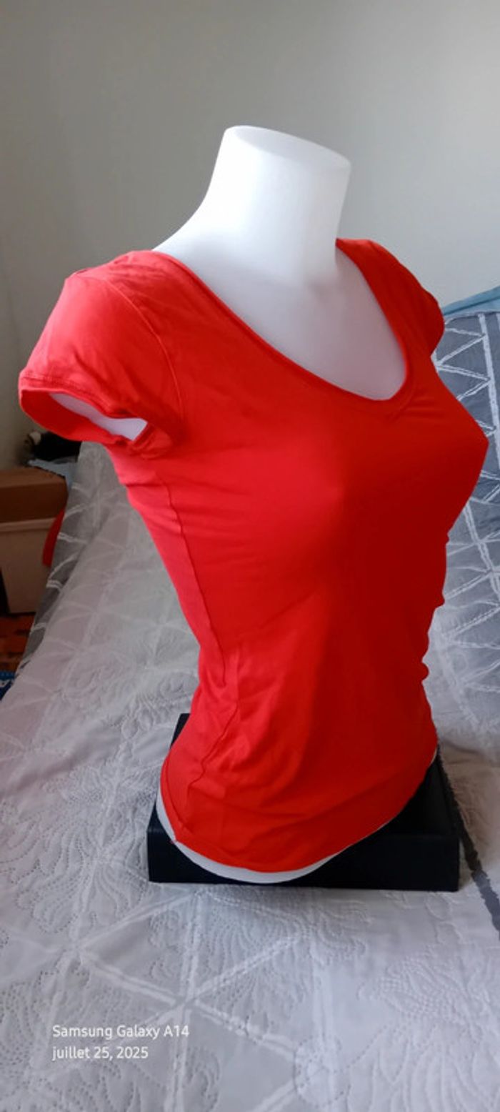 Tee-shirt col V manches courtes moulant rouge orange femme M zara TRF - photo numéro 4