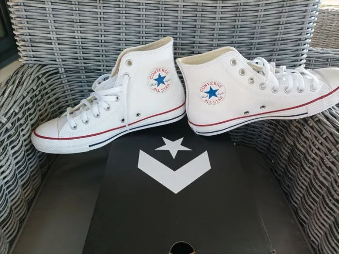 Magnifiques Converses blanches T40 aspect cuir neuves - photo numéro 5