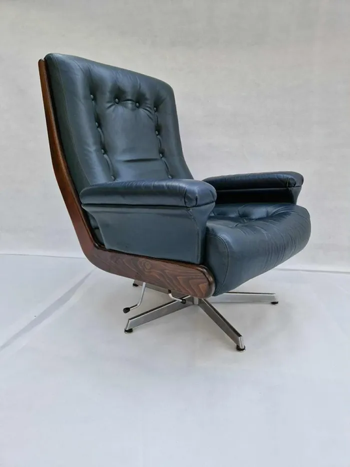 Fauteuil lounge pivotant vintage – cuir noir & bois courbé – années 60/70 - photo numéro 2