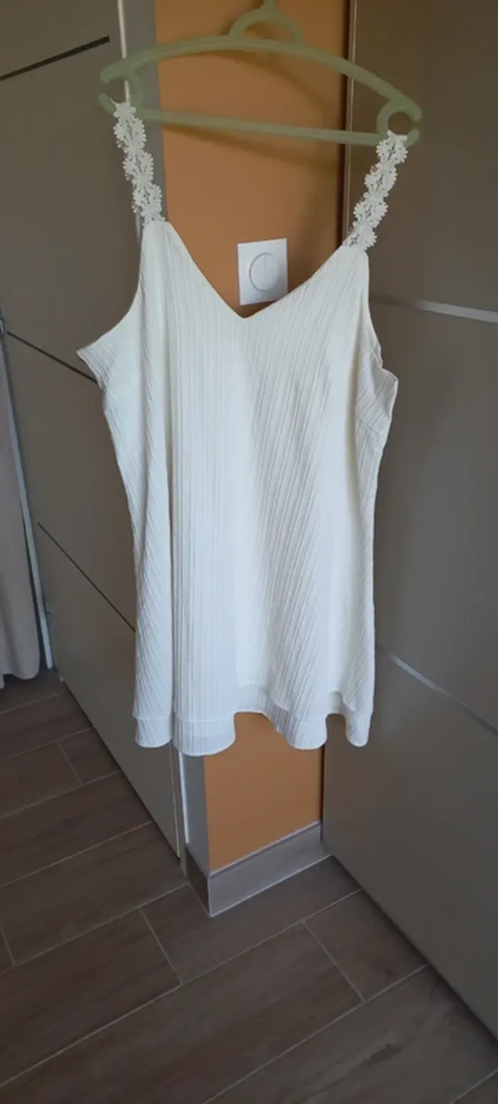 Robe blanche T46/48 neuve
