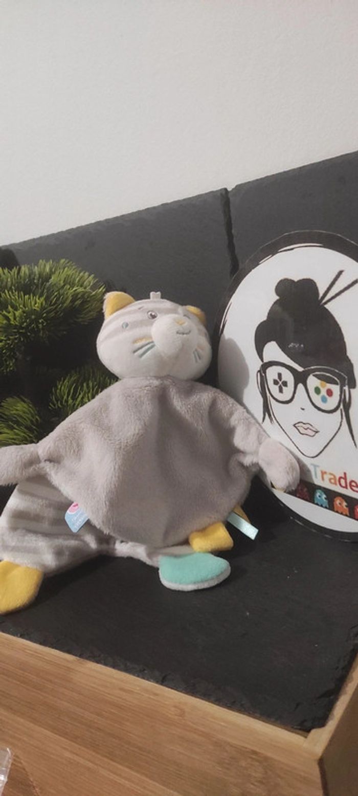 Chat Sucre d'orge doudou Doumou plat gris jaune rayé rayure cape Blanc Vert