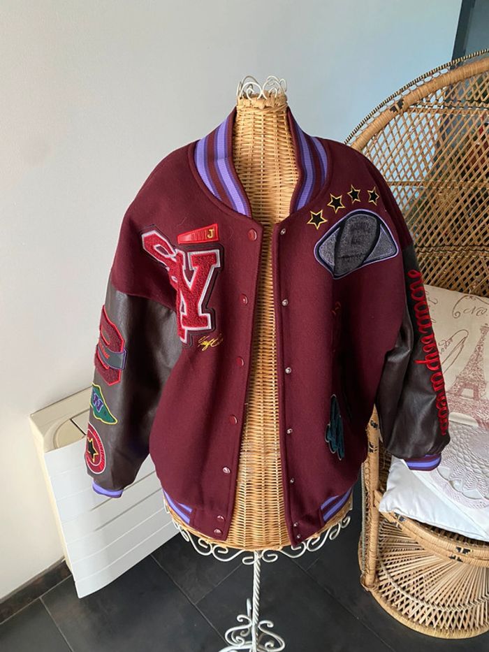 Blouson Teddy Bershka neuf avec étiquette taille XS bordeaux avec motifs - photo numéro 3