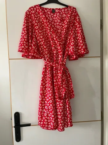 Robe rouge à fleurs