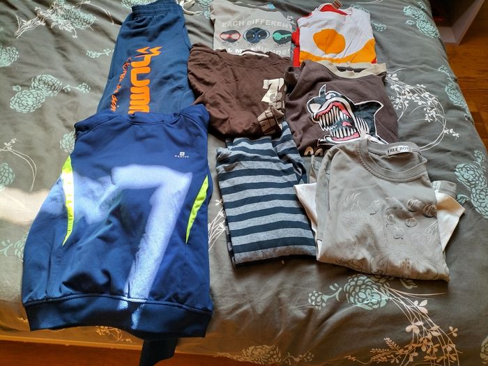 Lot vêtements garçon taille 12 1 pantalon de jogging 1sweat 1 sous pull 1 Tee shirt manches longues 4 Tee shirt manches courtes