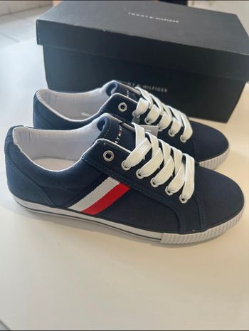 Baskets Tommy Hilfiger enfant – Taille 35 – Neuves avec boîte