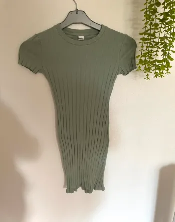 Très belle robe prêt du corps pour petite fille