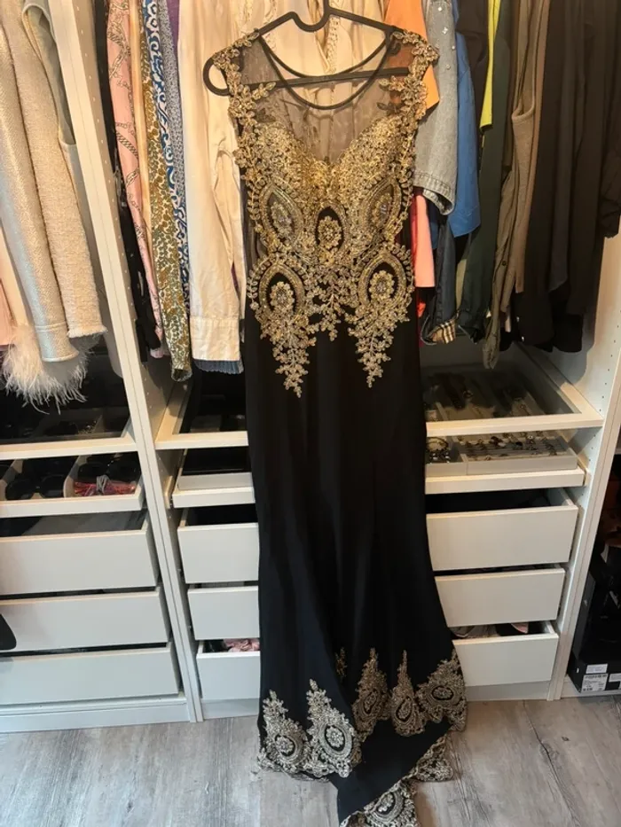 Robe sirène noire et dorée