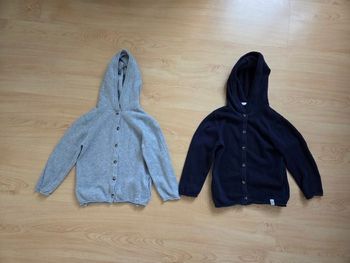 Lot 2 gilets à capuche taille 3 ans